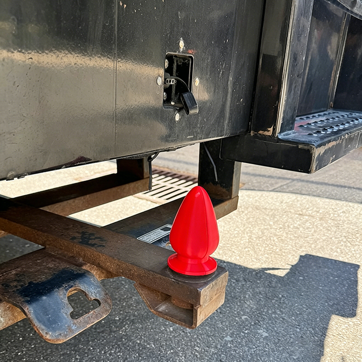 Magnetic cover for rear trailer hitch ball