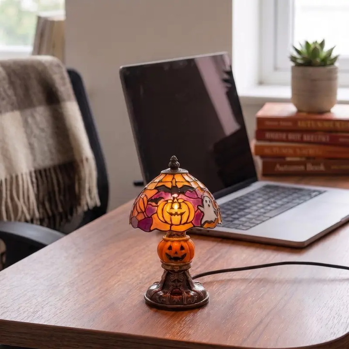 Vintage-style pumpkin and bat pattern table lamp